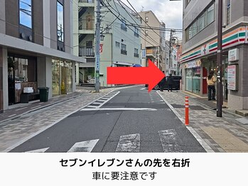 エコナ 代々木上原(Econa)/セブンイレブンさんの先を右折