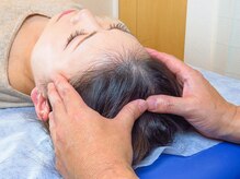 しろねこ整体院の雰囲気（頭痛や不眠、自律神経の乱れを整えるクラニオ整体施術中です。）