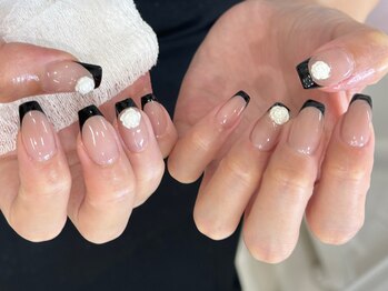 ルレーブ(LE REVE)/フレンチネイル×大きめパーツ