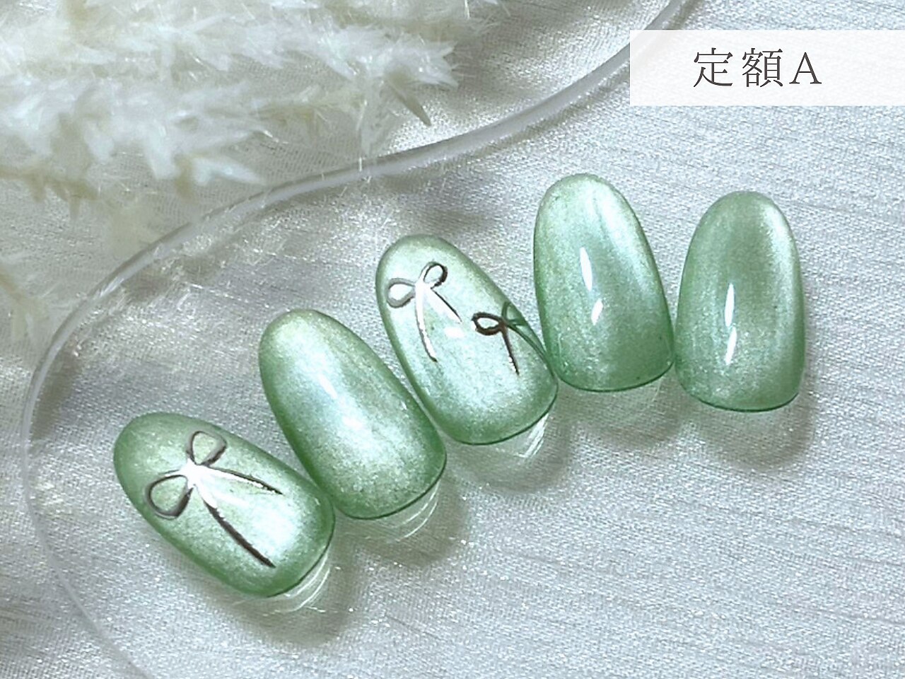 2025年-2026年冬トレンド】グリーン リボン ハンドのネイルデザイン集