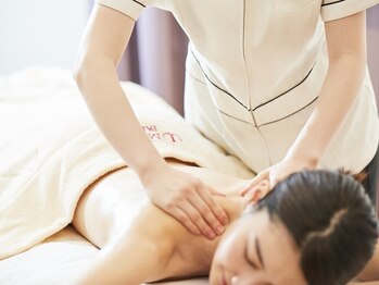 ルミエ パリ 大丸芦屋店の写真/【至福のオールハンド】極上ラグジュアリー空間で自分を労わる贅沢。背中から頭皮まで全身の緊張を緩和◎