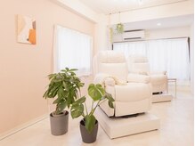 ルアノ 北浦和(Luano)の雰囲気（白を基調とした明るい店内）