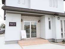 ネイル イット(Nail it)の雰囲気（白い建物が目印です☆）