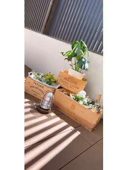 エリス(ELISSE)/テラスにお花が仲間入り