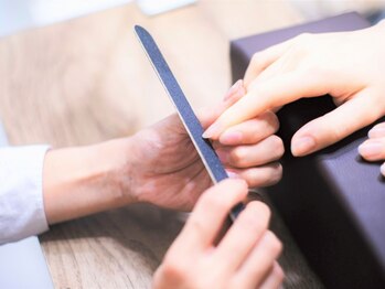 マニネイルケア 福岡天神店(maninail CARE)の写真/【オフのみOK】爪が薄い・折れやすいや爪の形にお悩みの方に！美しい指先を追求した上質ケアサロン♪