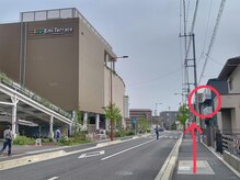 左手にエミテラス、右手に当店が見えてきます♪