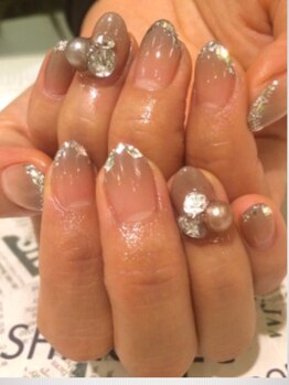 トータルサロン 白べぇーっ プラス/グラデにストーン盛り♪