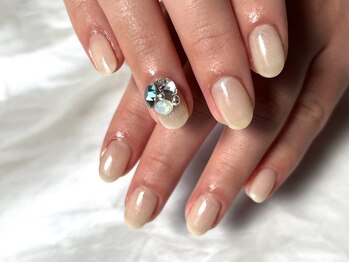 ネイルサロン イントゥ(into_)/ワンカラー　ビジュー　ベージュ