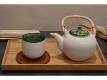 ゼン(Zen)の雰囲気（施術前後には、飲み物でホッと一息ついていただけます。）