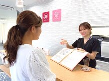 サロンに到着。まずは受付をしてカウンセリング表のご記入をします