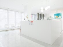 エスクリニック 横浜(S Clinic)の雰囲気(清潔感のある白を基調としています。)