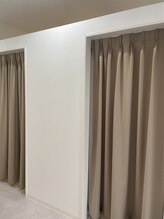 個室のお部屋でリラックスしながら施術を受けて頂けます。各部屋にしきりがあるのでお休みになられる方も。