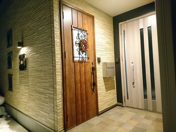 マーレ(MARE)/茶色の玄関がサロン入口です