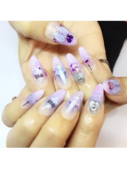 暗闇で光るネイル！通常時は…