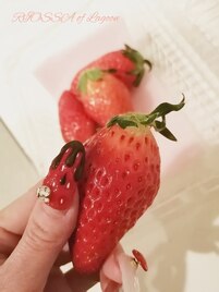ぷっくりイチゴネイル
