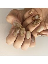 ヌア(nur.)/ブラウン、ゴールドnuance