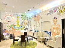 サロン ド イーズ ギンザ(Salon de EASE GINZA)の雰囲気(スペイン人画家によるアートな空間でおくつろぎください。)