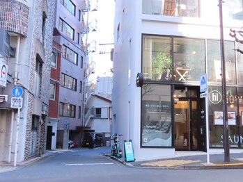 エムズネイル 恵比寿店/建物1Fのhowzlifeが目印
