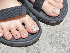 ホワイトパールのフットネイル