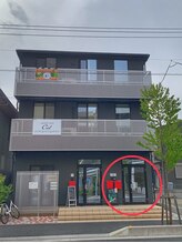 右のドアから2階に上がると当店がございます♪