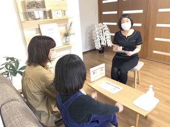 モモハダ(momo hada)/キッズ脱毛カウンセリングの様子