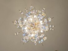 サロンドオーキッド(Salon de Orchid)の雰囲気（高い天井には高級感のあるシャンデリア♪）