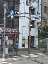 もみほぐし 至福のトキ/道を挟んだビル