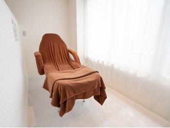 ディーエル ビューティー 表参道店(DL BEAUTY)の写真/ゆったり過ごせる広々個室◎人目を気にせずリラックスしながら目元をキレイに♪平日21時まで営業◎[表参道]