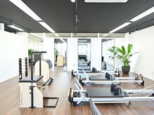 グッドデイズピラティス(Gooddays pilates)の雰囲気（リフォーマーに加え、チェア、バレル、キャデラックまで完備◎）