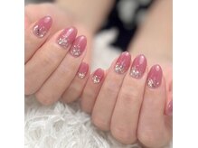 ワンカラーにラメをプラスしてシンプル大人ネイルいかがですか？