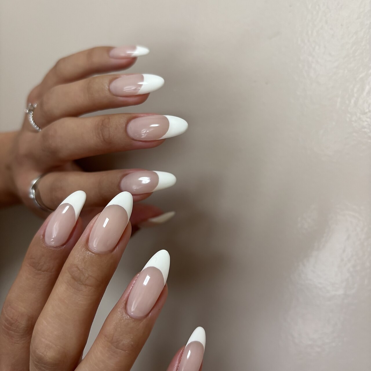 ホワイトワンカラー 2026年冬トレンド】ホワイト ワンカラーのネイルデザイン集｜人気順