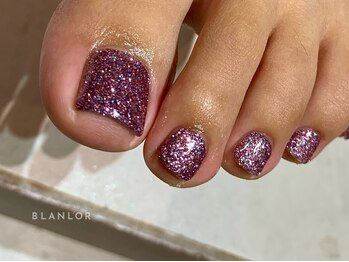 ブランロール 中目黒店(Blanl'or)の写真/豊富な経験ネイリストが施術！サンダルの季節を前に、足元から気分を上げていきましょう☆