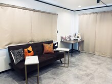 ラフィズム 竹ノ塚店(Raphism)/白基調の広々待合い室