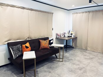 ラフィズム 竹ノ塚店(Raphism)/白基調の広々待合い室