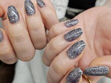 プクネイル(puku nail)の雰囲気(大人の指先にきらめきを添えるフラッシュネイル。)