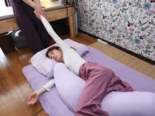 サロン ド ピラティス ラワンデル(salon de pilates)/タイ古式マッサージ施術風景