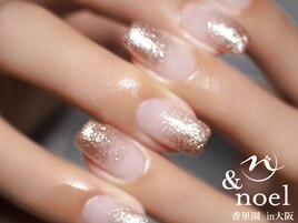 ベージュピンク×キラキラネイル