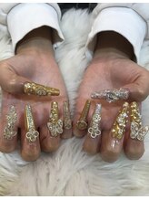 エスフィーネイルサロン ブリーユ(Esfy nailsalon Brille)/パーツいっぱいゴールドネイル