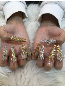 エスフィーネイルサロン ブリーユ(Esfy nailsalon Brille)/パーツいっぱいゴールドネイル