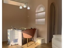 ピンクと木目調の落ち着いたかわいい店内です