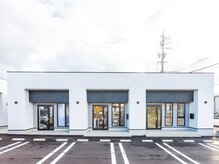 ザ モア(the MoRe)の雰囲気（白と黒の綺麗な新しいテナントが目印です。駐車場は106が3台有◎）