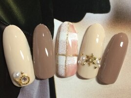 雪の結晶×チェック柄ネイル