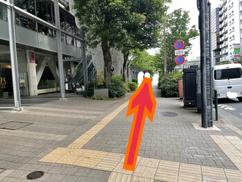 カフー(KAFUU)/高島屋本館を左手に直進します