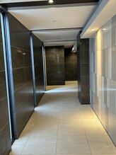 ルポ(Repos)/中へ入り廊下を歩きます♪