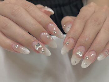 クイーンネイル(QUEEN NAIL)/長さ出し。グラデーション