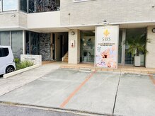 駐車場はお店の前２台と通路挟んでもう１台停めれます！