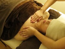 ラニ(Lani)/施術風景（デコルテ）