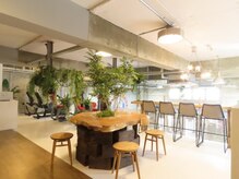 パワーハウスジム広島ジャパンの雰囲気（おしゃれなワークスペースも完備♪休憩やちょっとしたお仕事も！）