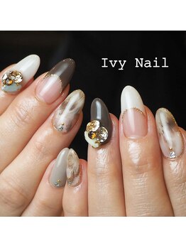 アイビーネイル(Ivy Nail)/Vカットストーンでゴージャスに!