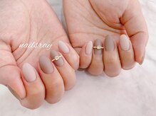 ネイルズレイ(Nails Ray)/ワンカラーにビジューデザイン